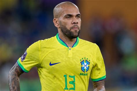 Football Espagne Accus De Viol Dani Alves Reste En D Tention