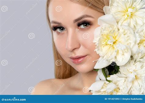 Portrait D Une Belle Femme Blonde Avec Le Beau Maquillage Frais De Longs Cheveux Et De La Peau