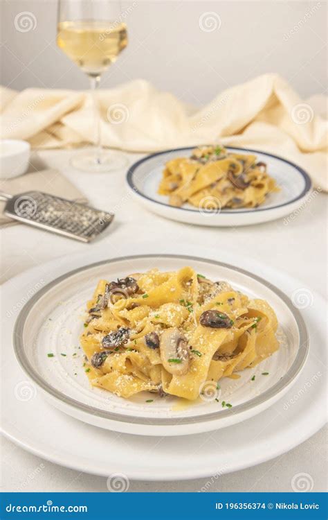 Fettuccine Italiano Casero Con Setas Y Parmesano Fettuccine Al Funghi