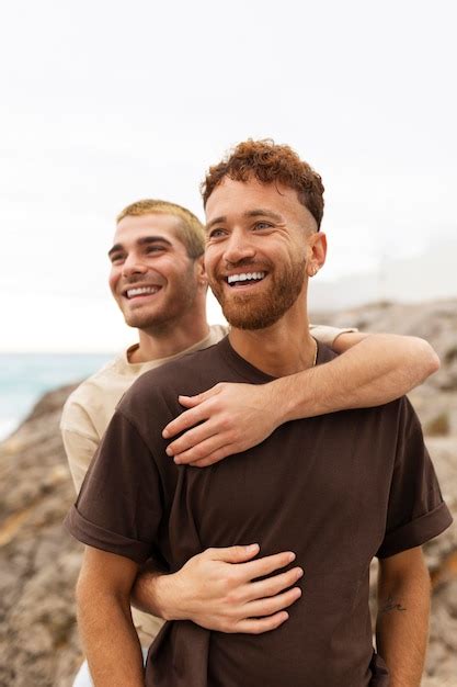 Una Pareja Gay Pasando Tiempo Juntos En La Playa Foto Gratis