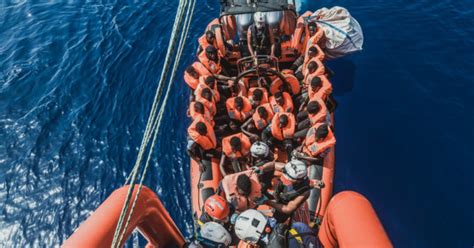 Migranti Sea Watch 3 e Ocean Viking salvano più di 800 naufraghi