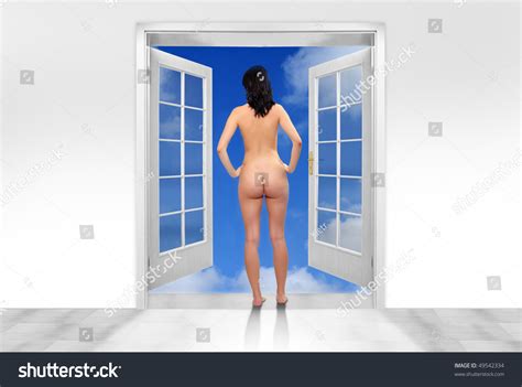 Стоковая фотография 49542334 Beautiful Naked Woman Opened Door Sky