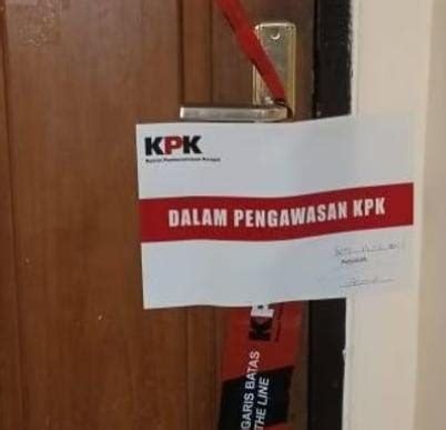 Kpk Segel Ruang Kerja Anggota Bpk Pius Lustrilanang Bacaria