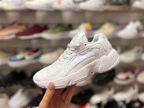 Купить белые кроссовки Adidas Yang в Санкт-Петербурге