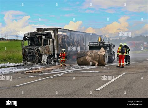 Bilder Infoupdate Pressemitteilung Lkw Mit Papierrollen Brennt