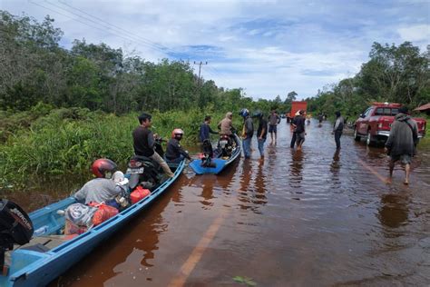 Kapuas Hulu Turunkan Tim Ke Lokasi Banjir Jalan Nasional Antara News