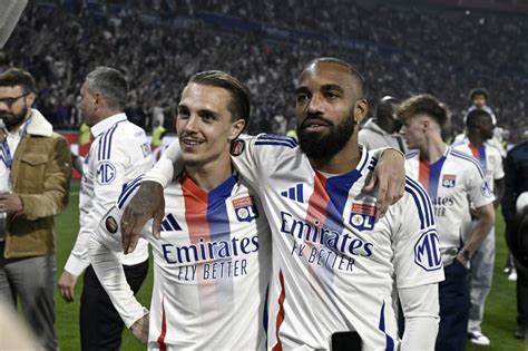 Football Les Notes Du Progr S Caqueret Lopes Et Lacazette Tierc