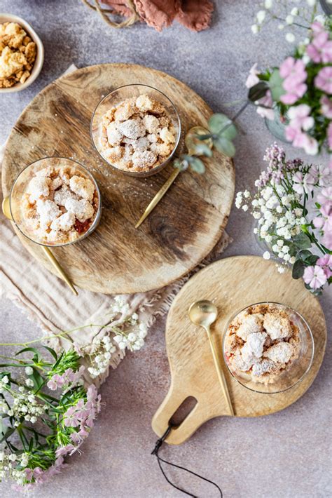 Frühlingsdessert Vanillepudding mit Rhabarber Kompott und Mandel