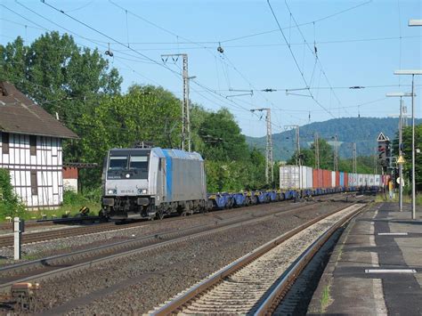 Kreiensen Am 26 06 2010 fährt 185 679 Railpool mit einem Containerzug