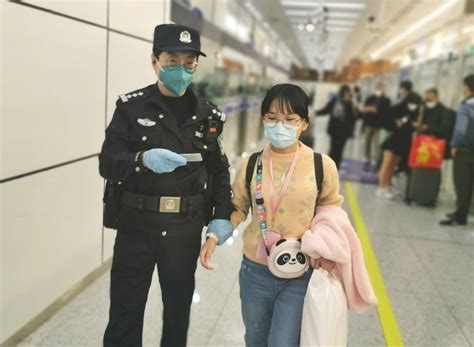 暖心！香港夫婦粗心與女兒走失 深圳邊檢民警助團圓 兩岸 點新聞