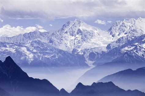 无人横图俯视航拍室外白天旅游度假美景山山脉雪雪山大雪中国亚洲积雪景观山峰雪景云云朵冬季冬天山峦