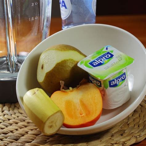 Smoothie de pera y caqui persimón con yogur de soja Libre de lácteos