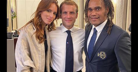 Christian Karembeu et sa femme Jackie posant avec Emmanuel Macron à l