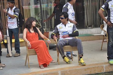 Shruti Hassan Sonu Sood At Ccl Match In D Y Patil Mumbai On Th Jan