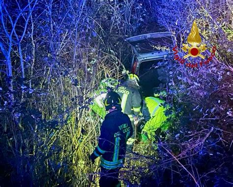 Castiglione Del Lago Enne Precipita In Una Scarpata Con Lauto