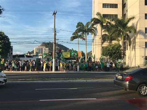 Manifestantes fazem protestos em Vitória contra e a favor de Lula