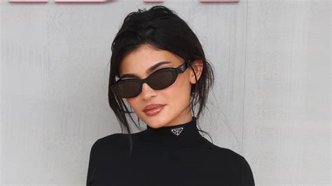 Kylie Jenner Zeigt Bei Der Prada Show Den Easy Styling Trick Um