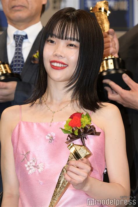 アイナ・ジ・エンド「キネマ旬報」新人女優賞に喜び 美背中ざっくりドレスで登場 モデルプレス