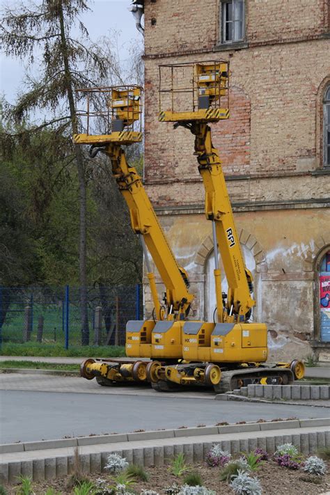 Zwei Fahrbare Arbeitsb Hnen Abgestellt In Riesa Bahnbilder De