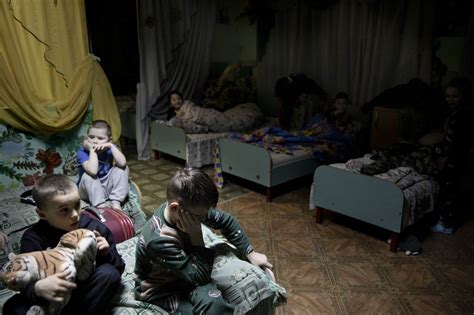 Les enfants abandonnés de la guerre en Ukraine Le Devoir