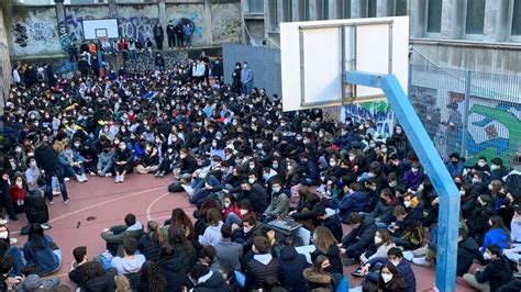 Gli Studenti Del Liceo Volta Di Milano Dicono No Alla Settimana Corta