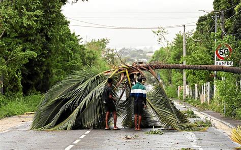 Le cyclone Belal séloigne de La Réunion et fait de premiers dégâts à l