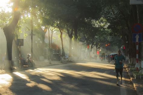 Con phố hot nhất Hà Nội những ngày vừa qua 1m2 lại có 10 người đứng chụp ảnh chật kín đường