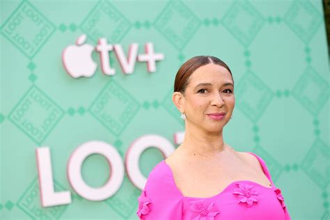 Loot Star Maya Rudolph Couldn T Wait To Film Molly S Hot Ones