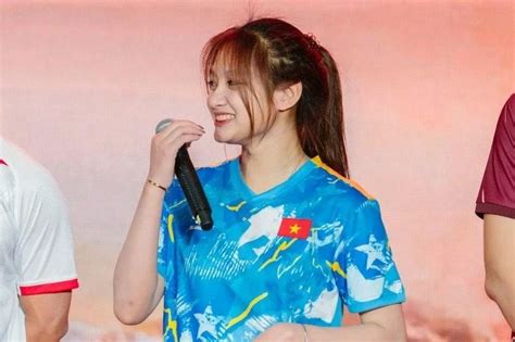 Hot girl U20 Việt Nam bị truy lùng danh tính khi đứng kế Hoàng Đức Văn Thanh Báo VietnamPlus