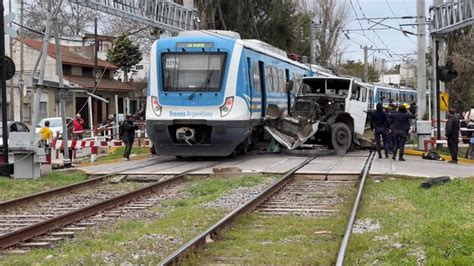 Mir El Video Un Tren Choc Con Un Cami N En Quilmes Y Hay Seis