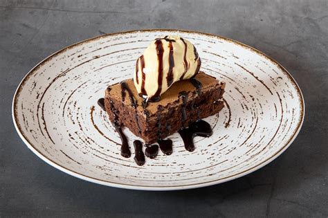 Plato Con Brownie De Chocolate Y Helado De Vainilla Foto Premium