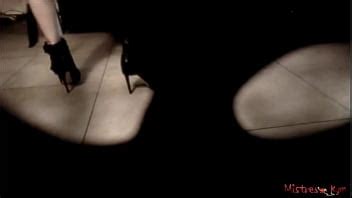 Sumisa enmascarada con correa con amante sádica POV XVIDEOS