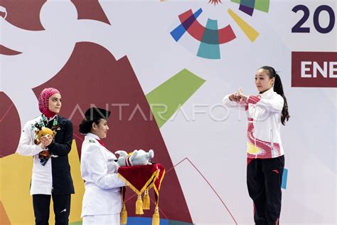 WUSHU MEDALI JIANSHU DAN QIANGSU PUTRI ANTARA Foto