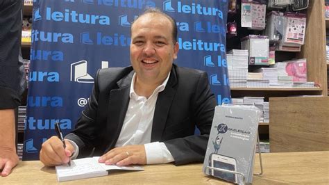 Edinho Baffi lota livraria durante lançamento de livro em Campinas