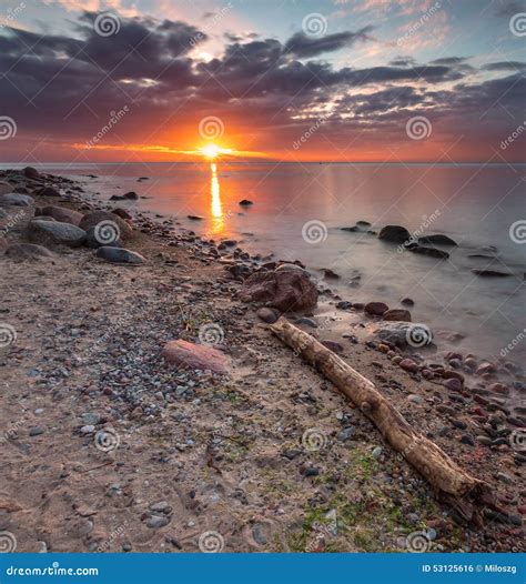 Orilla De Mar Rocosa En La Salida Del Sol Paisaje Marino Hermoso Foto