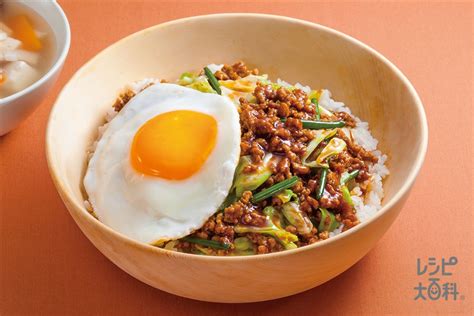 肉みそキャベツロコモコ丼の献立（副菜：ごろごろ根菜の五目豆、汁物：ねばねば冷やしみそ汁）｜献立・メニュー｜【味の素パーク】たべる楽しさを、もっと。