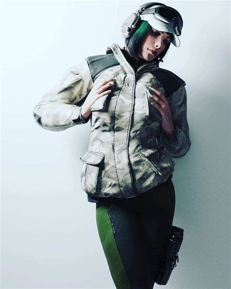 Ela Bosak Rainbow Six Siege Cosplay Tippsguides Spiele Und Gaming Gaming Military