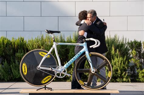 Juan Curuchet Don Su Bicicleta Dorada Al Museo Ol Mpico En Suiza