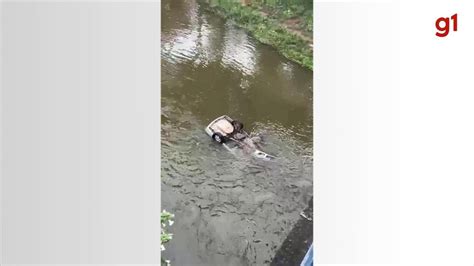 Carro Desgovernado Bate Em Gradil De Ponte Atropela Pedestre E Cai No