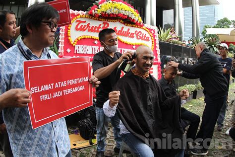 Foto Aksi Abraham Samad Cukur Plontos Usai Firli Ditetapkan Tersangka