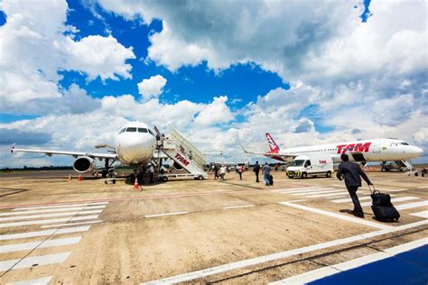 Les Passagers Embarquant Tam Airlines Airplane à Foz Font Iguacu