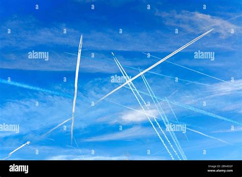 Airplane condensation hi-res stock photography and images - Alamy