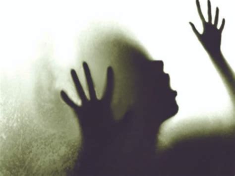 Husband kidnapped wife along with his friends nude in car roamed city पत न पतन क दसत