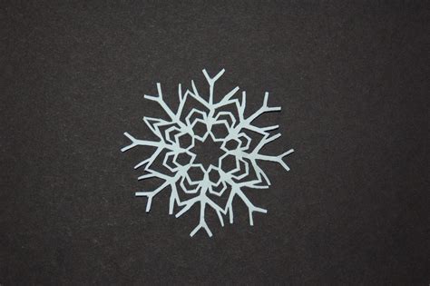 Cre8tive Daze: Paper Snowflakes