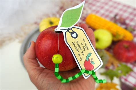 Bastelidee Apfel mit Bügelperlen Wurm Kinder DIY Trends