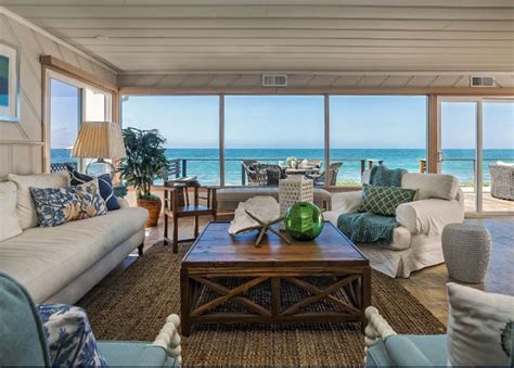 California Beach House With Slipcover Furnishings Beach House Interior Coastal Interiors