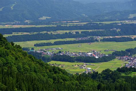 津南町の河岸段丘 山と写真