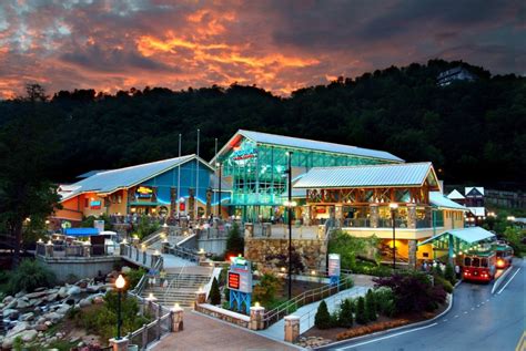 Gatlinburg And Pigeon Forge An Overview Roadtrips And Rollercoasters