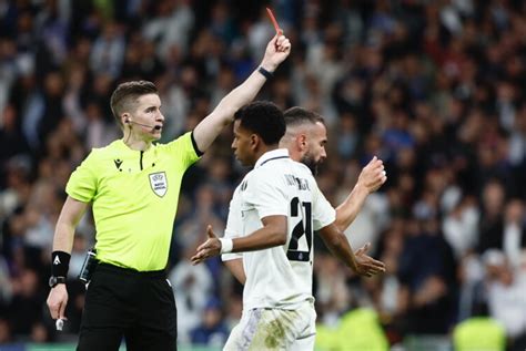 Real Madrid Napoli Sar Letexier L Arbitro Del Match Il Bello Del Calcio