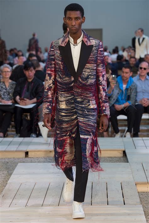 Alexander McQueen Spring 2018 Menswear Collection | Vogue